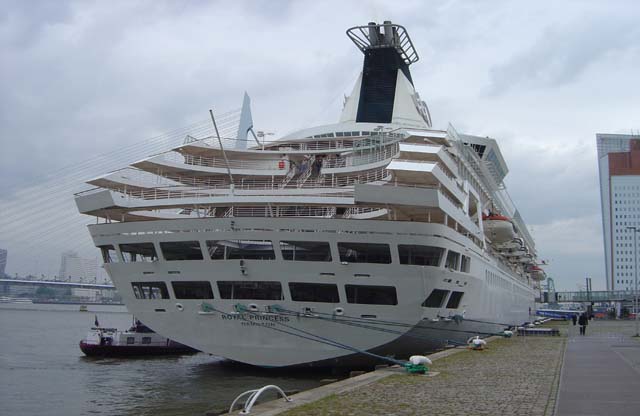 Cruiseschip ms Royal Princess van Princess Cruises aan de Cruise Terminal Rotterdam